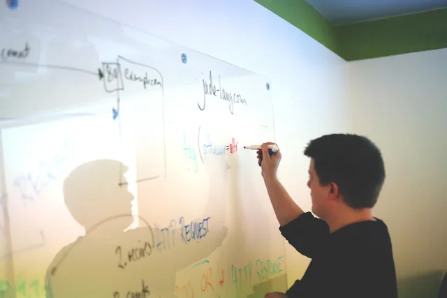 white board, startup, start-up, presentation, board, diagram, present, show, explain, school, plan, whiteboard, planning, meeting, guy, man, business, working, http, office, boardroom, white board, white board, white board, white board, white board, startup, startup, startup, explain, explain, whiteboard, whiteboard, whiteboard, whiteboard, meeting, boardroom, boardroom. Which competitor signal actually decided between two readings